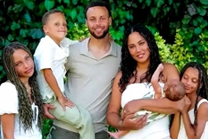 库里：我有三个孩子的预产期都在休赛期 正好有时间陪伴妻子生产 配图