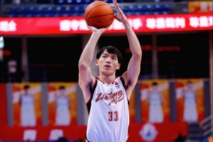 一次出手都没有!吴前半场出战不到10分钟 没有得分但拿到1板5助 配图