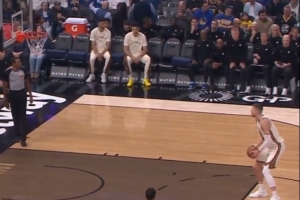 深陷伤病潮!比赛直播镜头扫过勇士板凳席 冷冷清清只剩两人 配图