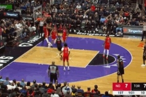 无视补防！斯科蒂·巴恩斯低位转身到篮下迎着米西单臂隔扣 配图