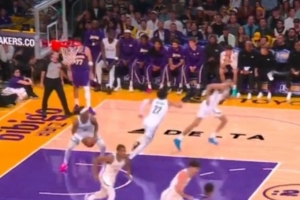 干啥呢？东契奇投篮不中后向裁判抱怨 湖人连续出现4防5 配图