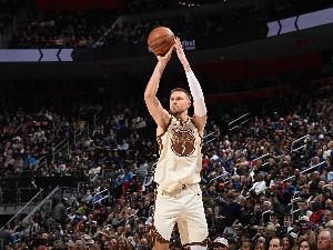 科尔：波津是强力进攻武器&我们很依赖他 看他打球真的很享受 配图