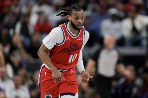 等你追分呢!加兰半场8中3拿到8分4助 崴脚返回更衣室 配图