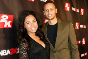 库里：没有完美的婚姻 也没有完美的人 两口子过日子要相互扶持 配图