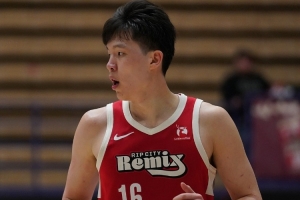 进攻再找找状态！杨瀚森首节8分钟 4中1&三分2中0拿4分3板 配图