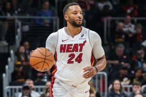 稳定输出！鲍威尔10投5中&罚球3中3得15分3板2助1帽 正负值-12 配图