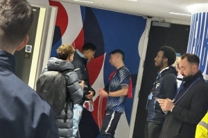 英格兰vs乌拉圭赛后，贝林厄姆与巴尔韦德在混合采访区聊天 配图