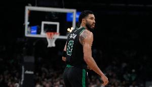 塔图姆:出场时间增加后会感觉气喘吁吁 毕竟十个半月没有打比赛 配图