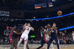 一回合7分！施罗德被吹一级恶意犯规 热火3+1打成后再中3分 配图