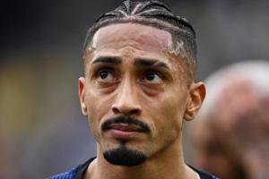 巴西官方:拉菲尼亚和韦斯利右大腿后侧肌肉受伤,退出本期巴西队 配图