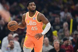 躺得也太平了!米切尔10中1仅拿到6分4板6助4断 配图