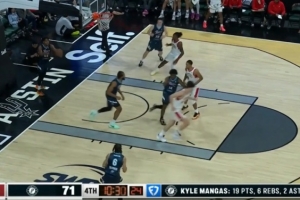 秀翻了！杨瀚森持球转身突破 连续脚步虚晃直接左手帅气挑篮！ 配图