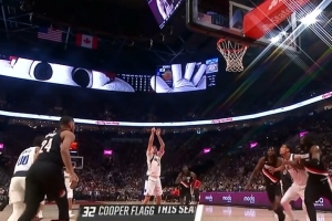 秀啊！弗拉格连续胯下晃过克里斯·穆雷 丝滑跳投2+1 配图