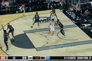 回来就有效果！杨瀚森刚上场就拼抢拿到篮板 助攻肯特命中三分 配图