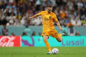 库普梅纳斯：踢伪边锋的战术非常适合我，很高兴得到了教练的信任 配图