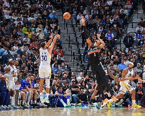 美媒:本赛季仅库里对阵马刺砍下过45+分 而且做到过两次 配图