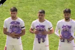 伊朗足协副主席谈赛前捧书包：国家队球员对空袭遇难儿童非常难过 配图