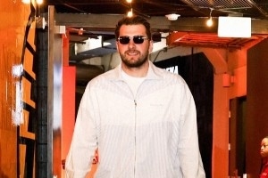 回归主场！湖人官推晒赛前入场照：到达现场 配图