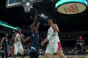 又针对我？杨瀚森掩护后下顺 篮下强攻被吹走步违例 配图