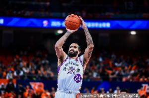 冲锋陷阵！里勒半场10中7狂轰21分 三分5中3 配图