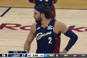 力战旧主！斯特鲁斯外线开炮 连中4记三分助骑士保持优势 配图