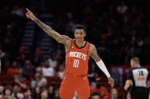 小贾巴里：我近期卡位不够好 今天带着拼劲上场 全力拼抢篮板 配图