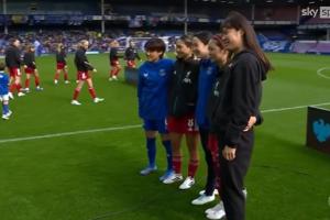 埃弗顿女足vs利物浦女足赛前,双方球员为5名日本女足国脚列队 配图