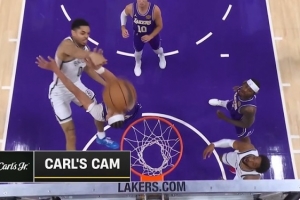 好在是年轻！米诺特突破隔着海斯砸扣2+0重摔臀部 调整后继续打 配图