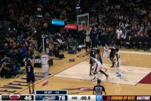 球进灯亮！斯特鲁斯压哨三分命中 率队将优势扩大到35分 配图