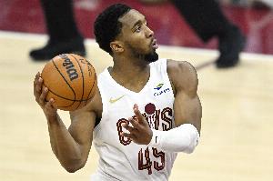 兄弟们我上不了双！米切尔半场7中1得2分4板5助3断 骑士领先35分 配图