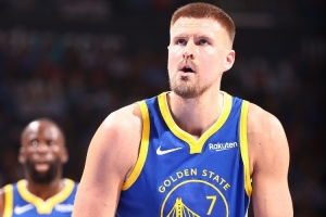 勇士本赛季至今74场比赛已使用38套首发 追平上赛季! 配图