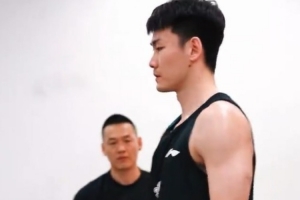 体能训练！青岛男篮状态拉满 今晚再战！ 配图