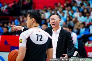 哨声不断！青岛浙江全场55次犯规 共获得78次罚球 配图