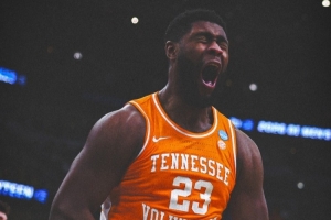 田纳西76-62爱荷华州立晋级八强 阿门特10中6砍下18分4板3助2帽 配图