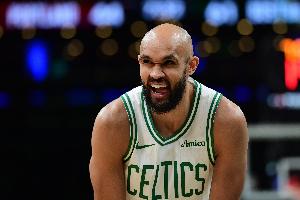 状态不佳!德里克·怀特13中3仅拿到10分4板5助 3失误5犯规 配图