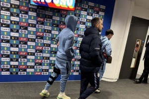 希望无大碍！马杜埃凯左膝戴着护具离开温布利球场 配图