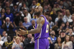 香波特：詹姆斯瞄准冠军是不切实际的幻想 但这是成就伟大必须的 配图