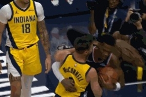 不是老队友吗？马瑟林与麦康纳争球都不松手险些冲突 配图