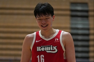 媒体人：杨瀚森下半场调整回来 末节表现尤为出色 扮演了关键先生 配图