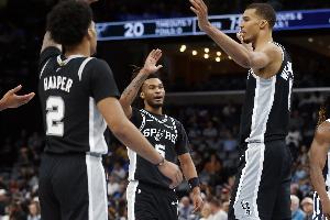 NBA彩经:马刺大胜雄鹿 活塞力擒森林狼 爵士不敌太阳 配图