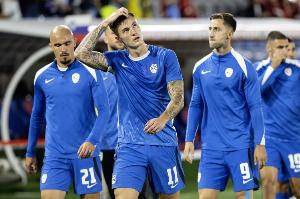 斯洛文尼亚主帅：对曼联不会区别对待，该征召舍什科就会征召 配图