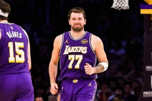 爆砍41+8!湖人官方赛后发布东契奇赢球海报+数据海报 配图