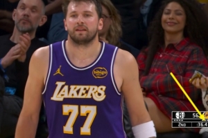 辕门射戟！东契奇抢投出手三分命中 湖人多1次进攻 配图