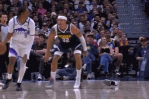 爆装备了！戈登单防科迪威鞋掉了跟不上直接犯规拉下 配图