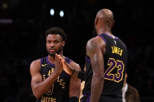 詹姆斯助攻布朗尼三分命中 是NBA历史首次父亲给儿子的助攻！ 配图