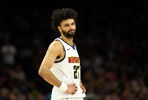 状态出色！贾马尔·穆雷打满首节 6中4&5罚全中砍下15分3板4助 配图