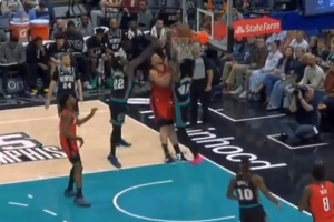 太硬了！申京转身突破强杀内线 1V2再度隔扣GG·杰克逊 配图