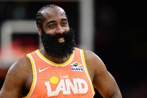 能攻善传！哈登半场7中4砍下14分2板9助1断 正负值+36最高 配图