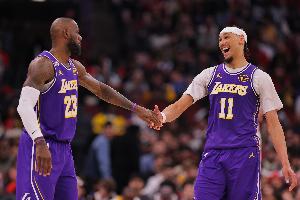 太写意了！詹姆斯下顺送出妙传 海斯轻松空接扣篮 配图