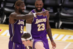 湖人VS篮网首发:拉拉维亚、詹姆斯、艾顿、里夫斯、东契奇 配图